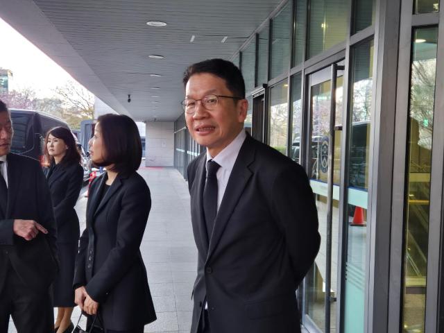 최창원 SK디스커버리 대표이사부회장가 30일  고故 조석래 효성그룹 명예회장의 빈소가 마련된 서울 신촌세브란스병원 장례식장을 찾았다 사진공동취재단