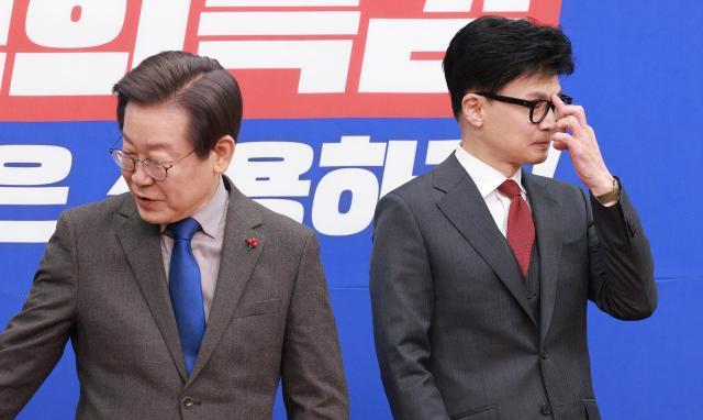 한동훈 국민의힘 비상대책위원장오른쪽과 이재명 더불어민주당 대표가 지난해 12월 29일 오후 서울 여의도 국회에서 인사를 나누고 자리를 이동하고 있다 사진유대길 기자 dbeorlf123ajunewscom