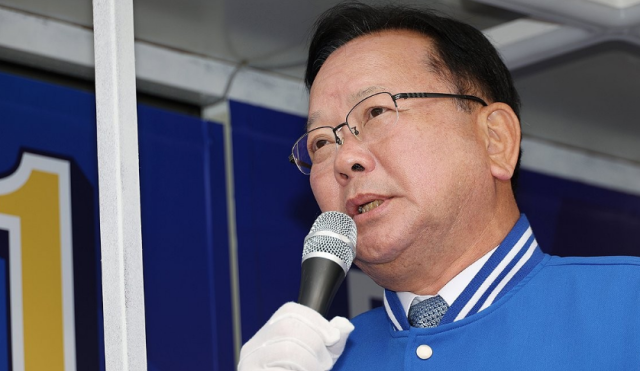 김부겸 더불어민주당 상임공동선대위원장이 29일 전북 전주시 완산구 꽃밭정이 네거리에서 열린 전주시갑·을·병 합동유세에서 발언하고 있다 사진연합뉴스