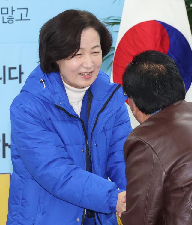 추미애 더불어민주당 하남갑 후보가 지난 14일 경기도 하남 선거사무소에서 더불어민주당 하남갑 출마 선언 기자회견 참석자들과 인사하고 있다 사진연합뉴스