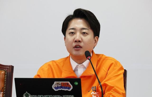 이준석 개혁신당 대표가 18일 국회에서 열린 최고위원회의에서 발언하고 있다 사진연합뉴스