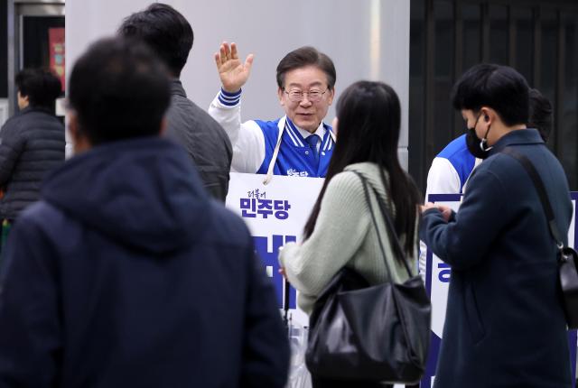 이재명 더불어민주당 대표가 28일 계양역에서 출근 인사를 하고 있다 사진연합뉴스