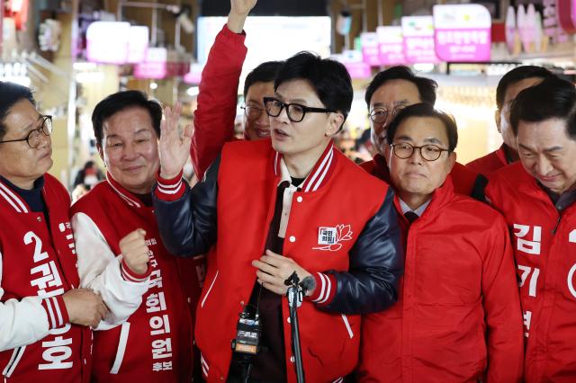 발언하는 한동훈 비대위원장
    울산연합뉴스 김용태 기자  국민의힘 한동훈 비상대책위원장 겸 총괄 선거대책위원장이 26일 오후 울산시 남구 신정시장을 찾아 발언하고 있다 