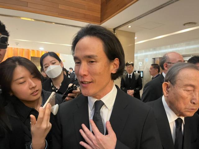 30일 서울 서대문구 신촌세브란스병원 장례식장에 마련된 고 조석래 효성그룹 명예회장 빈소를 찾은 조양래 한국앤컴퍼니그룹 명예회장과 조현범 한국앤컴퍼니그룹 회장 사진공동취재단