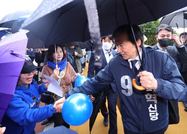 조국 조국혁신당 대표가 28일 오전 부산 해운대구 동백섬에서 조국혁신당 22대 총선 출정식을 마친 뒤 지지자와 인사하고 있다 사진연합뉴스