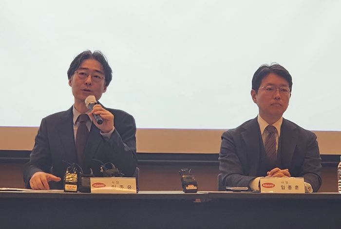 임종윤 한미약품 사장(왼쪽)과 임종훈 한미정밀화학 대표가 21일 여의도 FKI타워에서 기자간담회를 진행하고 있다. ⓒ데일리안 김성아 기자