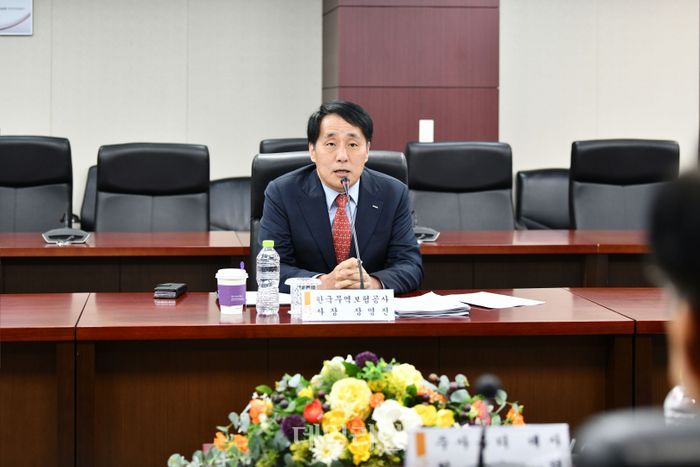 장영진 한국무역보험공사 사장이 29일 서울 종로구 한국무역보험공사 본사에서 개최된 방산협력 주요 5개국 공관장 방문협의에서 인사말을 하고 있다. ⓒ한국무역보험공사