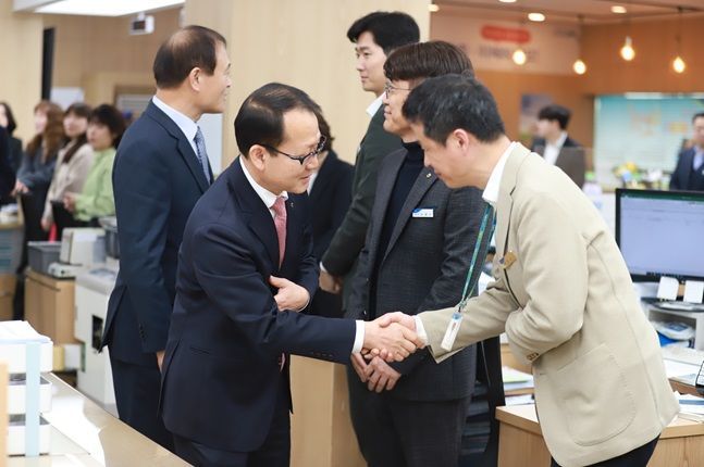 여영현 상호금융대표이사(왼쪽)가 동서울농협 직원을 격려하고 있다. ⓒ 농협중앙회