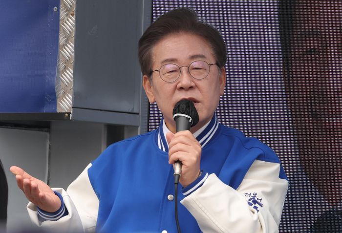 이재명 더불어민주당 대표가 30일 오전 서울 송파구 석촌호수 서호 수변무대 인근에서 송기호(송파을) 후보의 선거 지원 유세를 하고 있다. ⓒ뉴시스