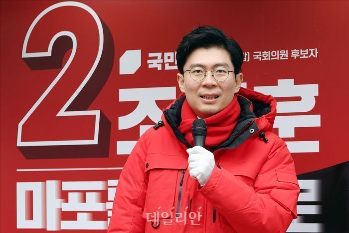 조정훈 국민의힘 서울 마포갑 후보가 지난 28일 오후 서울 마포구 공덕역 인근에서 유세차량으로 이동하며 시민들에게 지지를 호소하고 있다. ⓒ데일리안 홍금표 기자