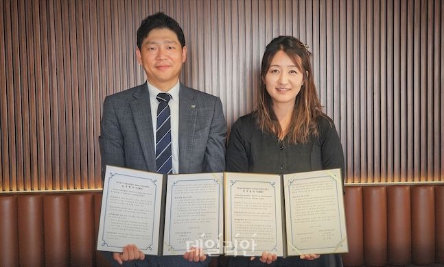 전용필 한국농수산식품유통공사 두바이 지사장(왼쪽)과 김혜진 코리아푸드센터 대표가 협약식 후 기념사진을 촬영하고 있다. ⓒ한국농수산식품유통공사