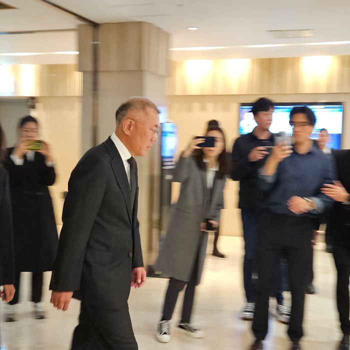 정의선 현대자동차그룹 회장이 30일 서울 서대문구 신촌세브란스병원 장례식장에 마련된 고(故) 조석래 효성 명예회장의 빈소에 들어서고 있다. ⓒ공동취재단