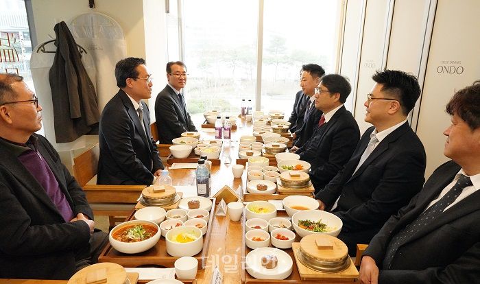 강도형 해양수산부 장관이 29일 세종특별자치시에서 인도네시아 해양플랜트 서비스사업 수주에 성공한 기업 관계자를 만나 이야기를 듣고 있다.  ⓒ해양수산부