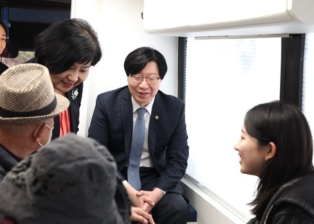 김소영 금융위원회 부위원장이 29일 서울 마포구 마포 어르신돌봄통합센터에서 금융교육 현장을 점검하고 있다.ⓒ 금융위원회