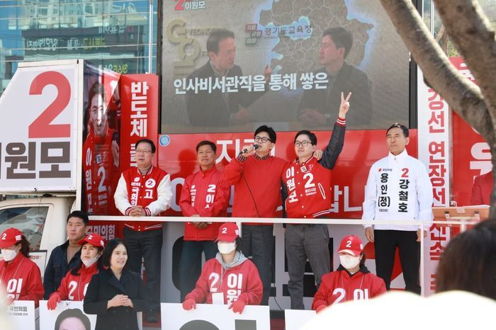 한동훈 국민의힘 비상대책위원장(오른쪽)이 31일 오전 경기 용인시 처인구 일대에서 열린 지원유세에서 이원모 용인갑 후보와 어깨동무를 하며 지지를 호소하고 있다. 사진은 왼쪽부터 고석(용인병), 이상철(용인을), 한동훈 위원장, 이원모(용인갑), 강철호(용인정) 후보. ⓒ이원모 후보 캠프