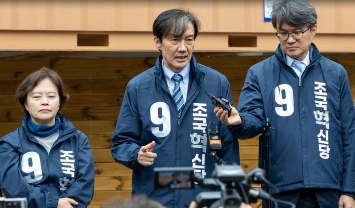 조국 조국혁신당 대표가 29일 충남 천안종합버스터미널 인근에서 시민들을 향해 연설을 하고 있다. ⓒ조국혁신당