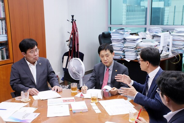 (왼쪽부터) 윤창현 국회의원과 김주현 금융위원장, 대전시 관계자들이 지난해 9월 공공 벤처캐피탈 설립 관련 면담을 진행하고 있다. ⓒ윤창현의원실