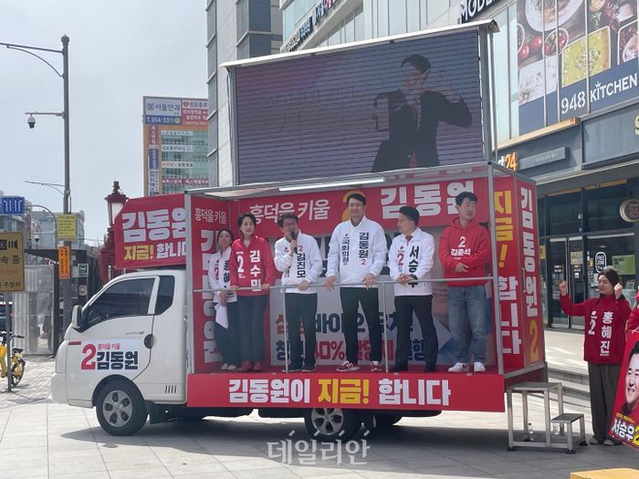 김진모 국민의힘 충북 청주서원 후보가 31일 충북 청주 가경터미널 사거리에서 열린 국민의힘 청주지역 후보자 합동유세에서 연설을 하고 있다. ⓒ데일리안 오수진 기자