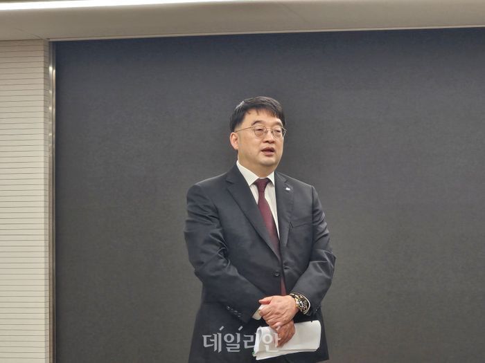 이우현 OCI홀딩스 회장은 29일 서울 종로 OCI 타워에서 정기 주주총회를 마치고 기자들과 만나 짧은 질의응답을 나눴다. ⓒ데일리안 김성아 기자