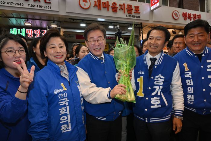 이재명 더불어민주당 대표가 24일 서울 송파구 잠실 새마을전통시장을 방문해 대파를 들어보이고 있다. ⓒ뉴시스