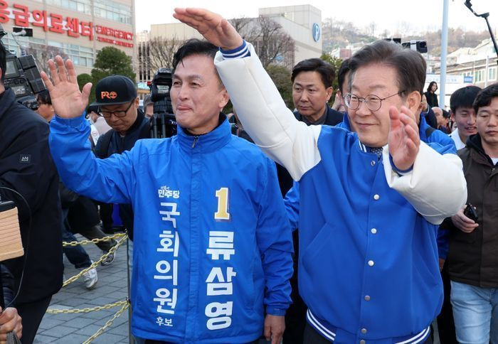 이재명 더불어민주당 대표와 류삼영 동작을 후보가 26일 오후 서울 동작구 중앙대학교병원 앞에서 시민들에게 인사를 하고 있다. ⓒ뉴시스