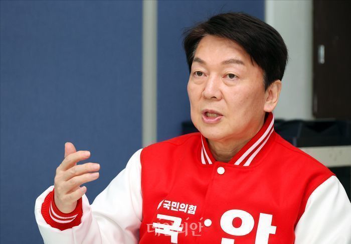 안철수 국민의힘 의원이 지난 14일 오후 경기도 성남시 분당구 선거사무소에서 데일리안과 인터뷰를 하고 있다. ⓒ데일리안 홍금표 기자