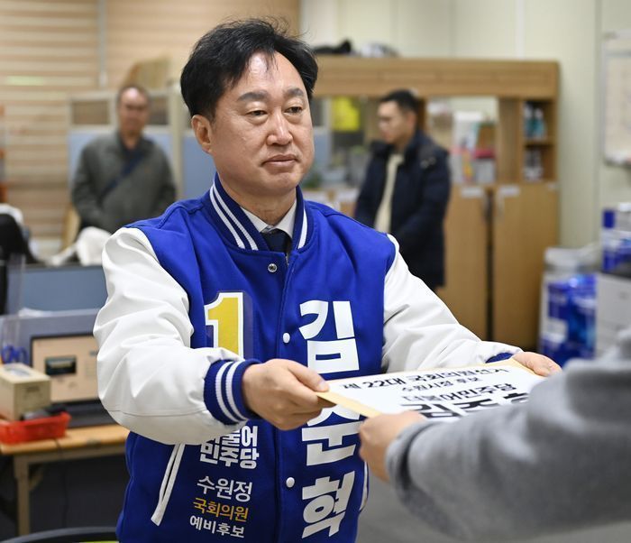 김준혁 더불어민주당 경기 수원정 후보가 22대 총선 후보자 등록 첫날인 지난 21일 경기도 수원시 영통구 선거관리위원회에서 후보등록을 하고 있다. ⓒ뉴시스