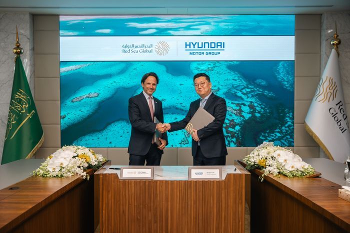 (왼쪽부터) 존 파가노 RSG CEO, 이동건 현대차그룹 GSO 미래성장전략사업부 상무가 친환경 미래모빌리티 도입을 위한 업무협약을 체결하고 기념사진을 찍고 있다. ⓒ현대차그룹