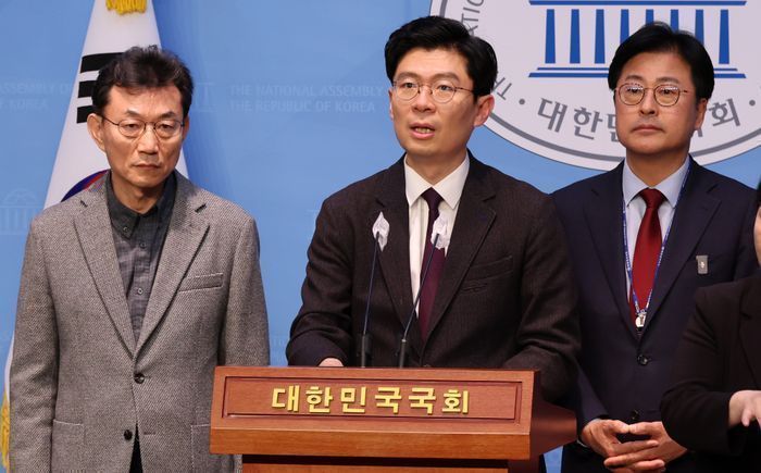 국민의힘 22대 총선 서울 마포갑 후보인 조정훈 의원이 25일 오후 서울 여의도 국회 소통관에서 열린 마포구-고양시 후보자 합동 기자회견에서 강변북로 지하화 관련 발언을 하고 있다. 왼쪽부터 장석환 고양시을, 조 의원, 김종혁 고양시병 후보. ⓒ뉴시스