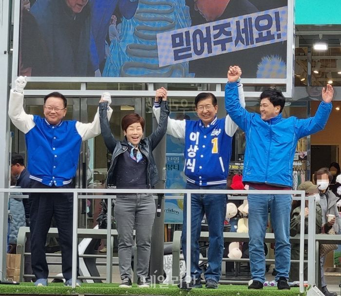 4·10 총선에서 경기 용인갑에 출마한 이상식 더불어민주당 후보가 30일 오후 용인시 처인구 중앙시장 일대에서 집중유세를 벌였다. 이날 김부겸 민주당 상임공동선거대책위원장(사진 왼쪽)과 특정 성향 개그우먼 김미화 씨, 22대 총선에서 컷오프(공천배제) 된 안민석 민주당 의원이 이 후보 지원사격에 나섰다. ⓒ데일리안 김찬주 기자