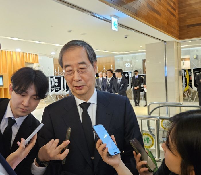 한덕수 국무총리가 30일 서울 서대문구 신촌세브란스병원 장례식장을 찾아 고(故) 조석래 효성 명예회장을 조문하고 나오며 기자들의 질문에 답하고 있다. ⓒ공동취재단