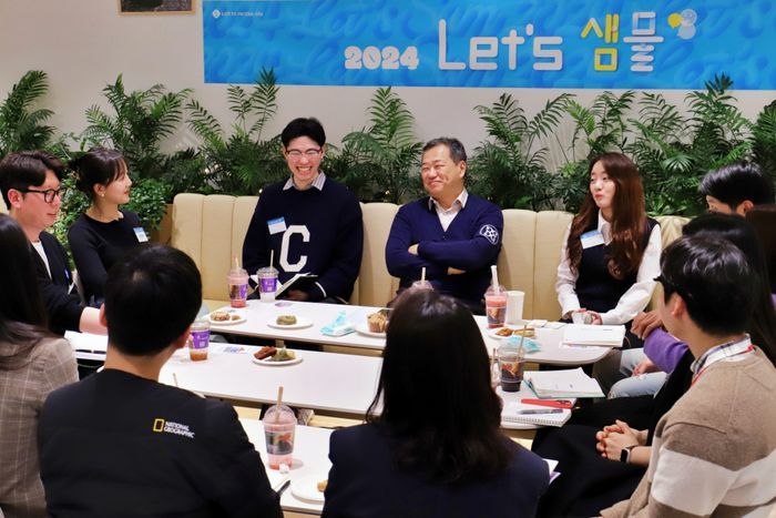 지난 19일 서울시 송파구 신천동에 위치한 롯데월드타워에서 김상현 롯데 유통군 총괄대표 부회장(왼쪽에서 네 번째)과 유통군 계열사 PB 담당자들이 렛츠샘물을 진행하고 있다.ⓒ롯데쇼핑