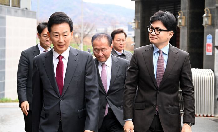 한동훈 국민의힘 비상대책위원장(사진 오른쪽)이 26일 오전 대구 달성군 박근혜 전 대통령의 사저를 유영하 변호사와 함께 들어서고 있다. ⓒ뉴시스