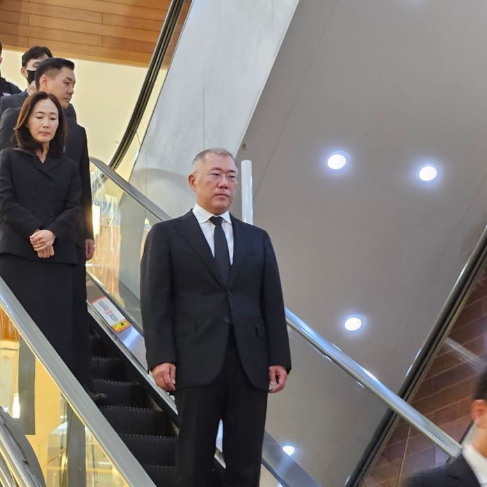 정의선 현대자동차그룹 회장이 부인 정지선 씨와 함께 30일 서울 서대문구 신촌세브란스병원 장례식장에 마련된 고(故) 조석래 효성 명예회장의 빈소에 들어서고 있다. ⓒ공동취재단