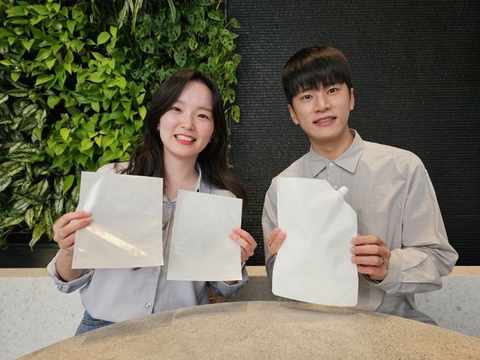 SK지오센트릭 구성원들이SK지오센트릭의 단일 플라스틱 소재로 율촌화학이 제조한 포장재 시제품을 소개하고 있다.ⓒSK지오센트릭
