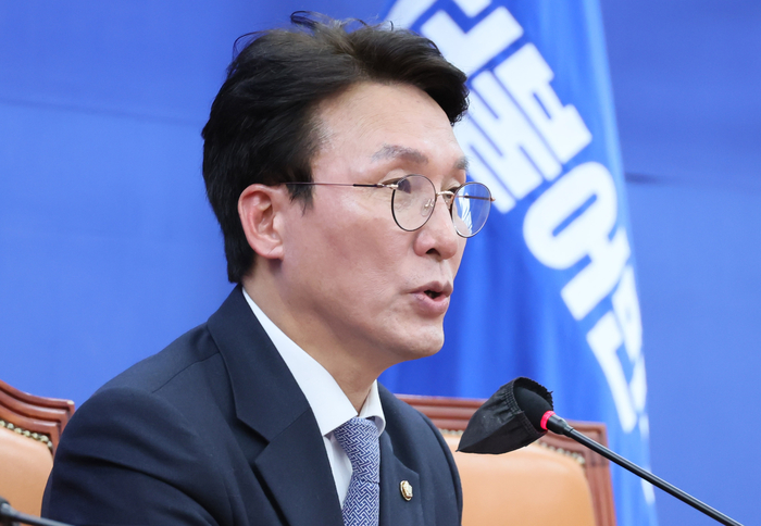 더불어민주당 김민석 상황실장이 22일 국회에서 열린 기자간담회에서 발언하고 있다. 연합뉴스