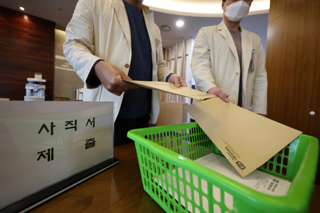 유권자 65% “의대 증원, 협상 통해 규모 조정해야”[여론조사]