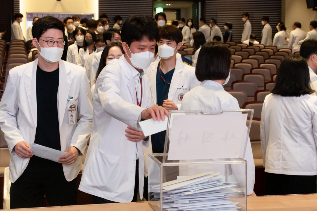 외래만 하루 1만4000명 오는데…울산의대 교수 433명 사직 선언