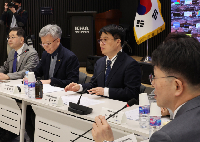 의협 '개원의도 주40시간 '준법진료' 나설 것'…'의대 정원 원점에서 재논의 하자'