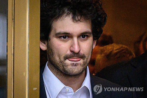 펜트하우스 살다 차디찬 감옥으로…‘가상화폐 신화’ FTX 창업자의 몰락