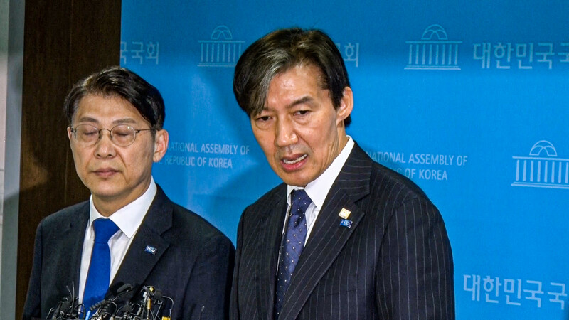 조국 조국혁신당 대표가 25일 국회 소통관 기자회견 후 백브리핑을 하고 있다. 사진 = 미디어오늘 영상 갈무리