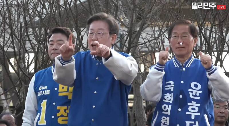 ▲이재명 더불어민주당 대표가 지난 23일 파주 현장 기자회견에서 우리에게는 손가락이 있지 않느냐며 기사에 좋아요 나빠요 댓글을 남기라고 주문하고 있다. 사진=더불어민주당 영상 갈무리