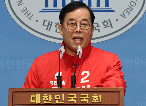 사진 = 연합뉴스 제공 / 박성중 국민의힘 후보, 서울시의회에서 '메가시티 부천' 요청 /  박성중, 부천을 후보 등록해...'무거운 책임감을 갖고 속도감 넘치는 추진력 발휘할 것'