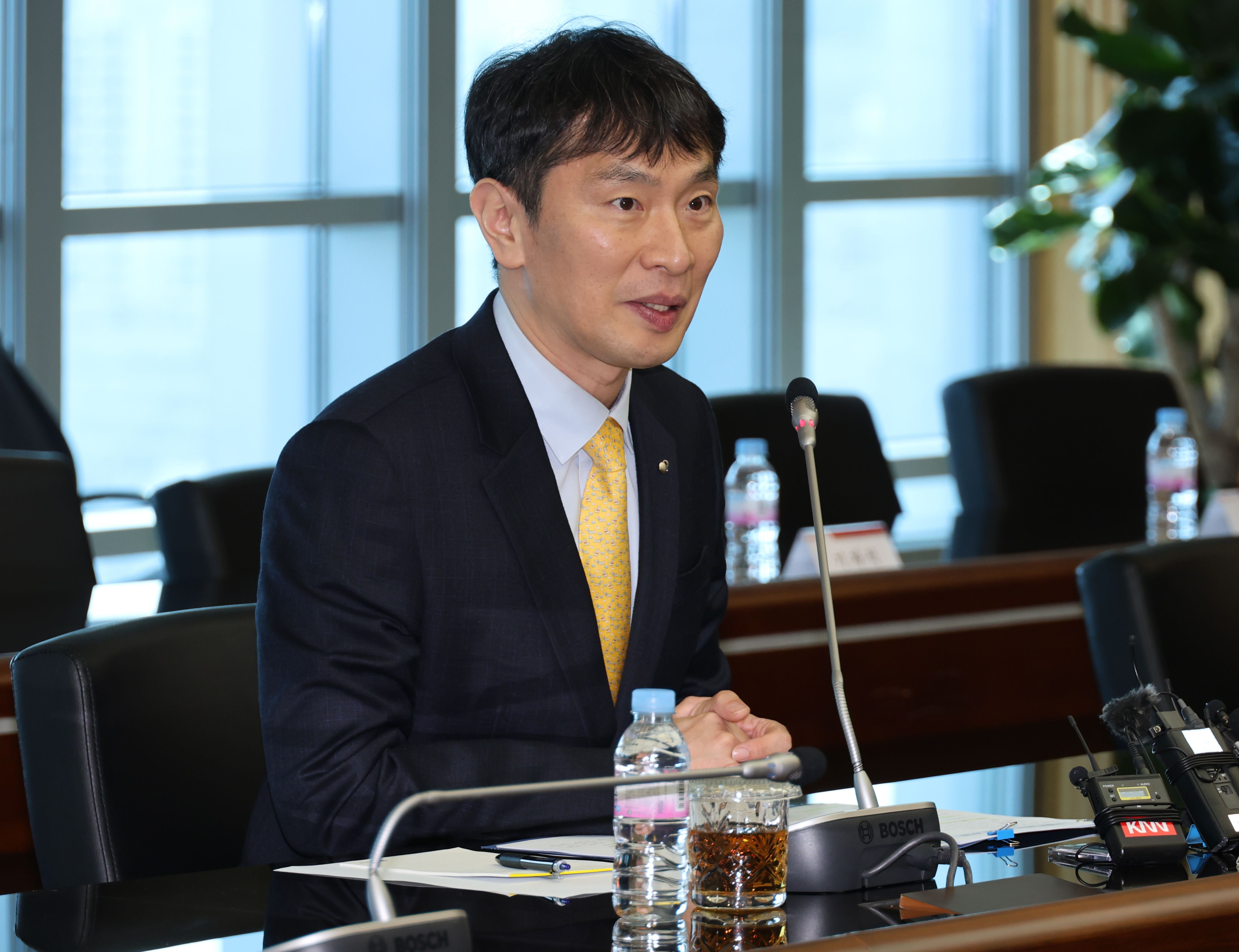 지난 19일 오후 부산은행 본점에서 열린 금융감독원과 지방지주 회장·은행장 간담회에서 이복현 금융감독원장이 발언하고 있다. /연합뉴스