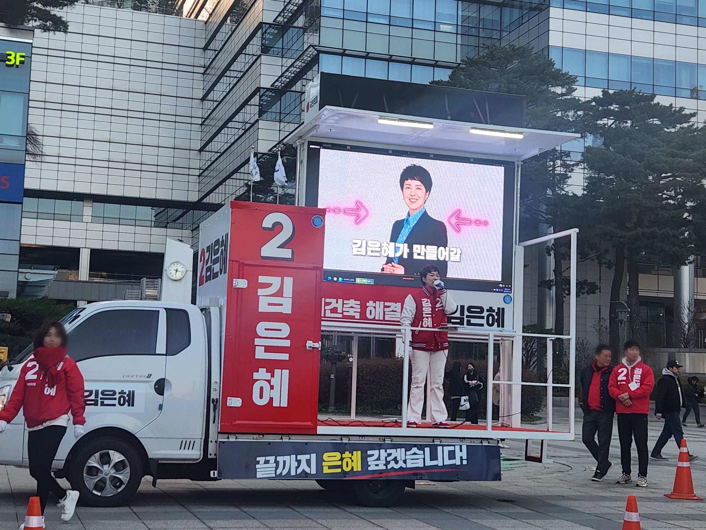 29일 오후, 경기 분당구 정자역 4번 출구 앞 김 후보의 퇴근길 유세 현장. /이소연 기자