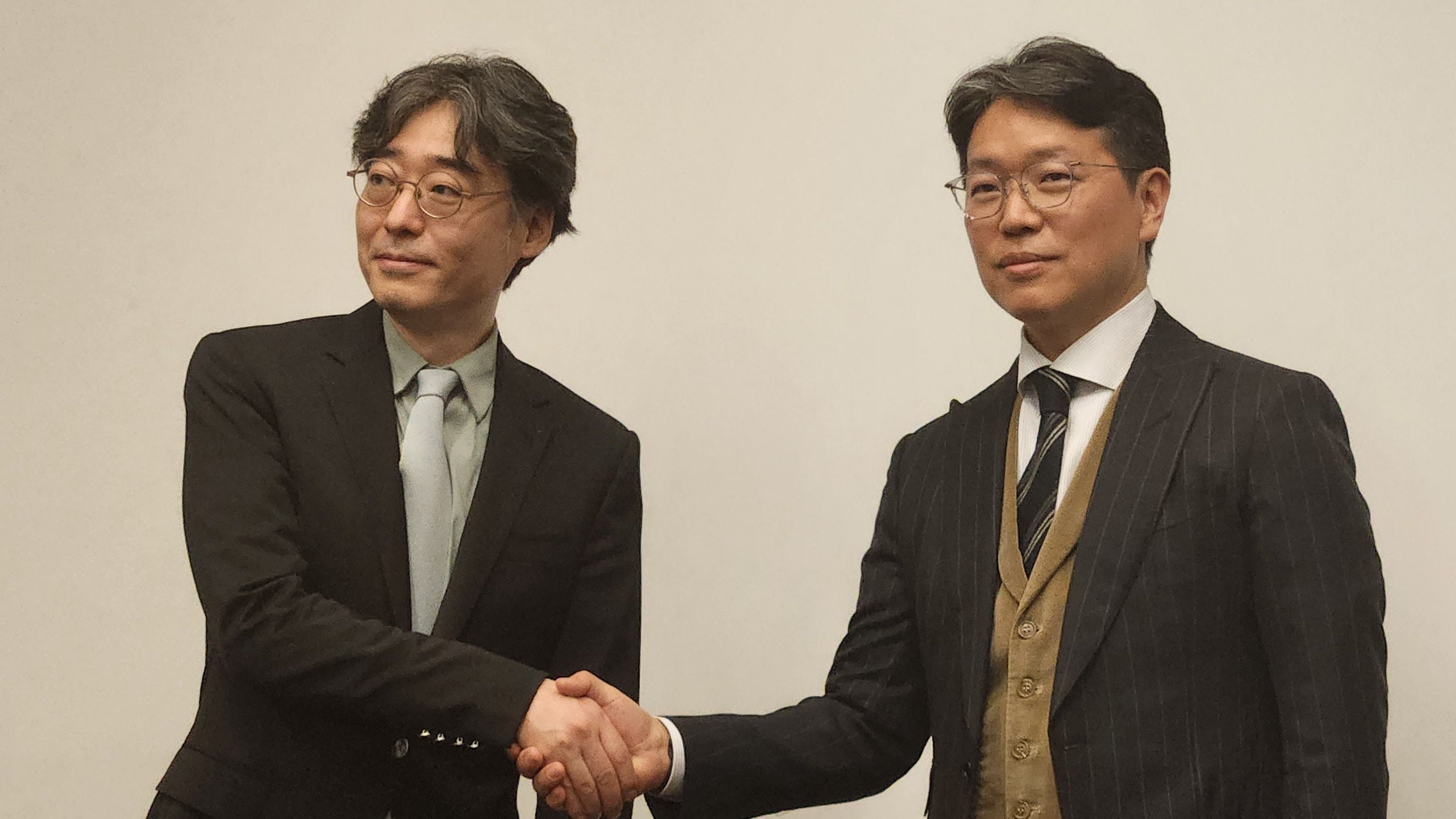 (왼쪽부터) 임종윤 한미사이언스 전 사장과 임종훈 한미약품 전 사장이 28일 경기도 화성시 라비돌호텔에서 개최된 한미사이언스 정기 주주총회가 끝나고 악수를 하고 있다. /허지윤 기자