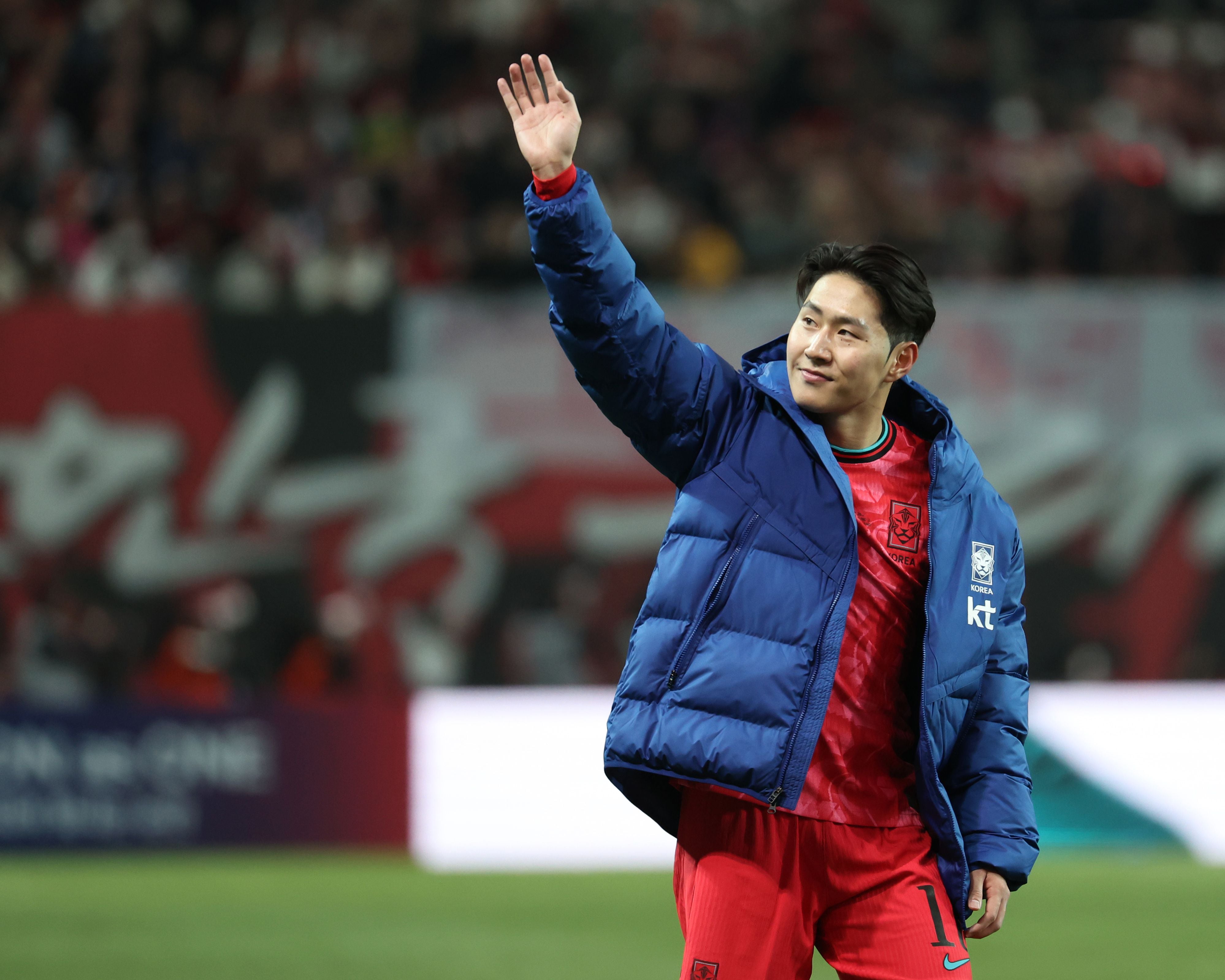21일 서울월드컵경기장에서 열린 2026 북중미 월드컵 아시아 지역 2차 예선 C조 3차전 한국과 태국의 경기. 무승부로 경기를 마친 한국 이강인이 관중에게 인사하고 있다. /연합뉴스