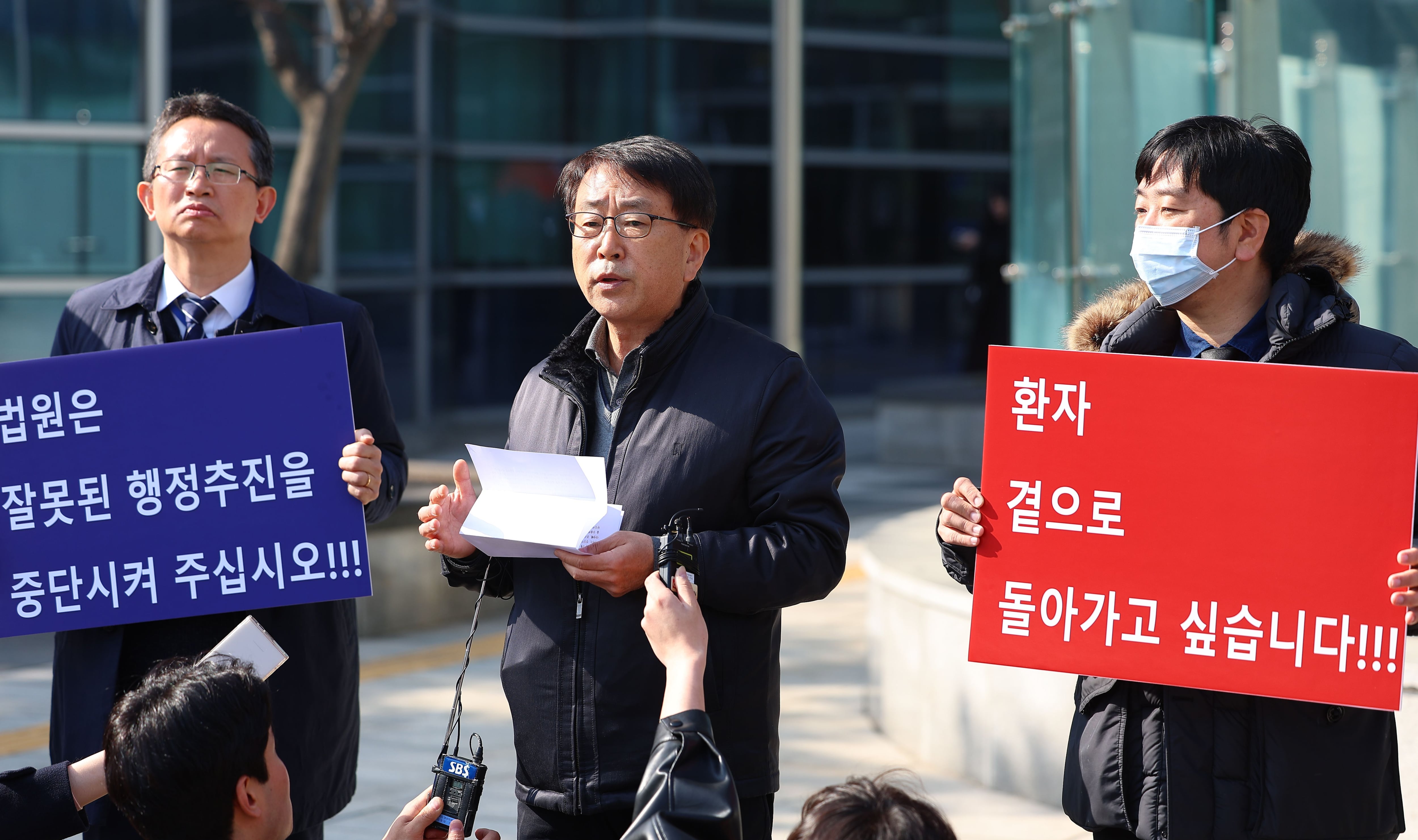 전공의·학생·수험생들의 의대 증원 집행정지 신청 심문기일인 22일 오전 서울 서초구 서울행정법원 앞에서 충북대 의대교수협의회 회장 최중국 교수가 의대증원의 현실적 어려움을 토로하고 있다. /연합뉴스