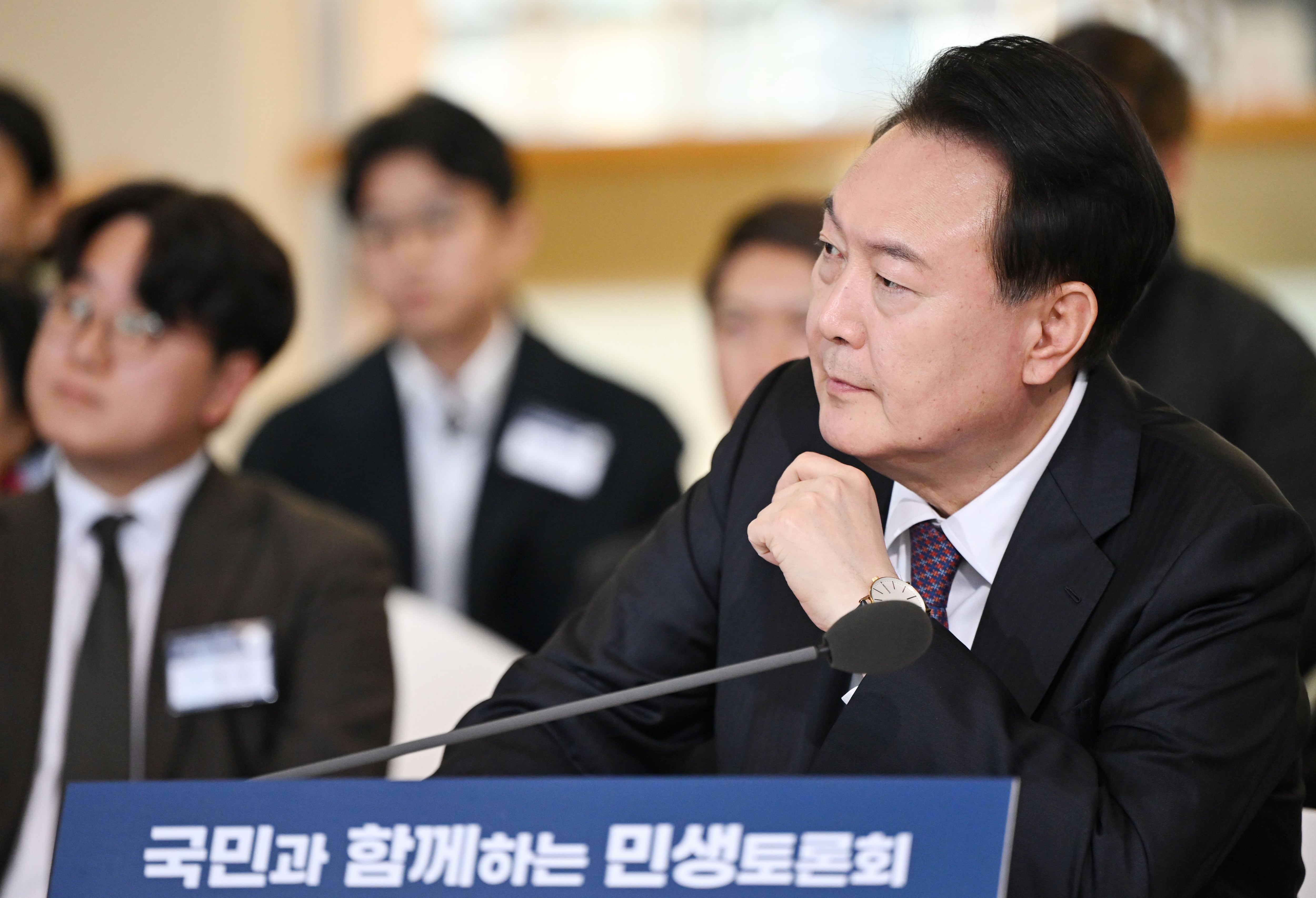 윤석열 대통령이 지난 1월 4일 경기도 용인시 중소기업인력개발원에서 '국민과 함께하는 민생토론회' 형식으로 열린 기획재정부의 2024년 신년 업무보고에서 참석자의 발언을 듣고 있다. /연합뉴스