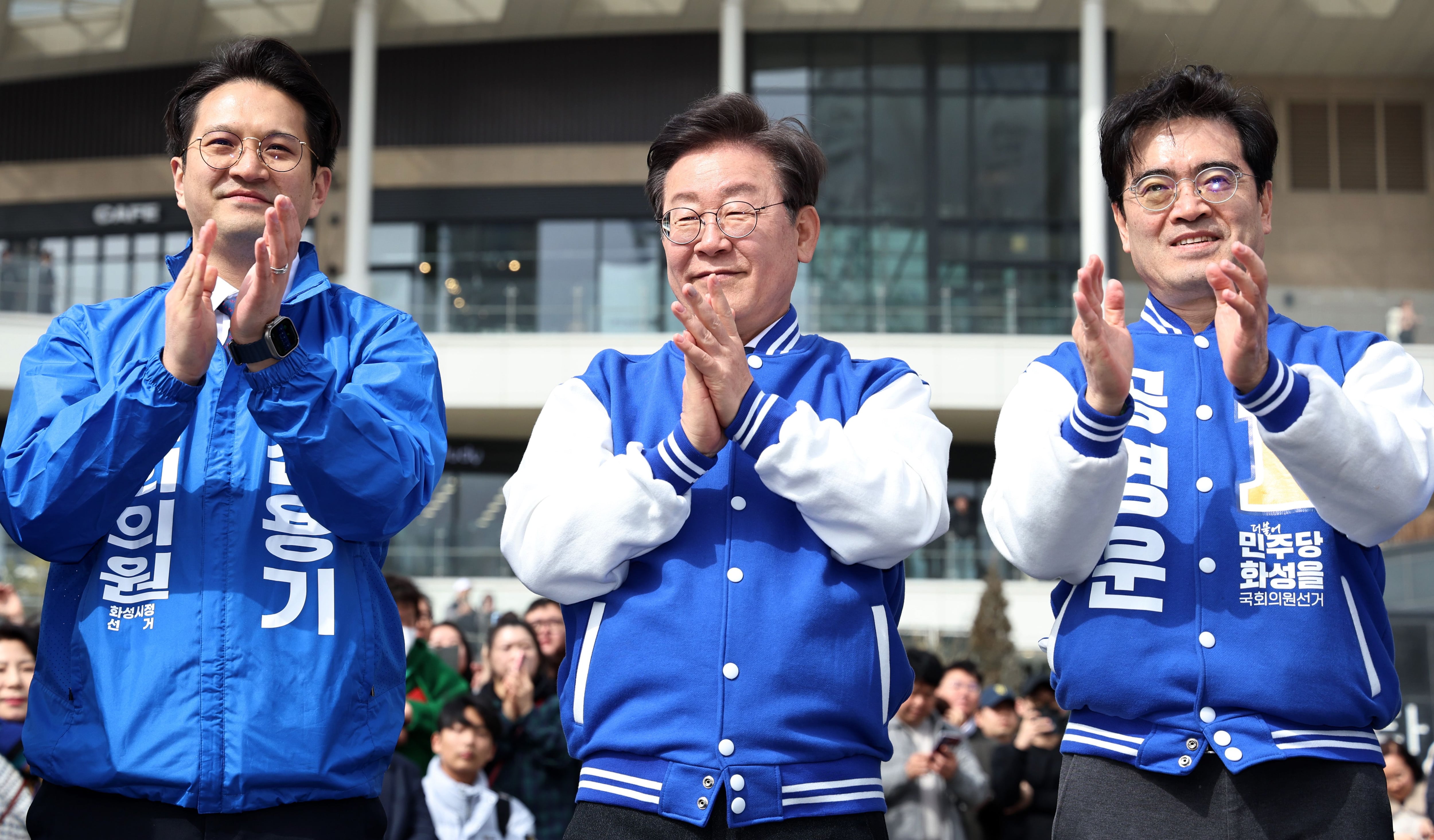 공영운 더불어민주당 후보(화성을)가 전용기 후보(화성정, 왼쪽), 이재명 더불어민주당 대표(가운데)와 함께 지난 17일 지지자들과 인사하고 있다./뉴스1